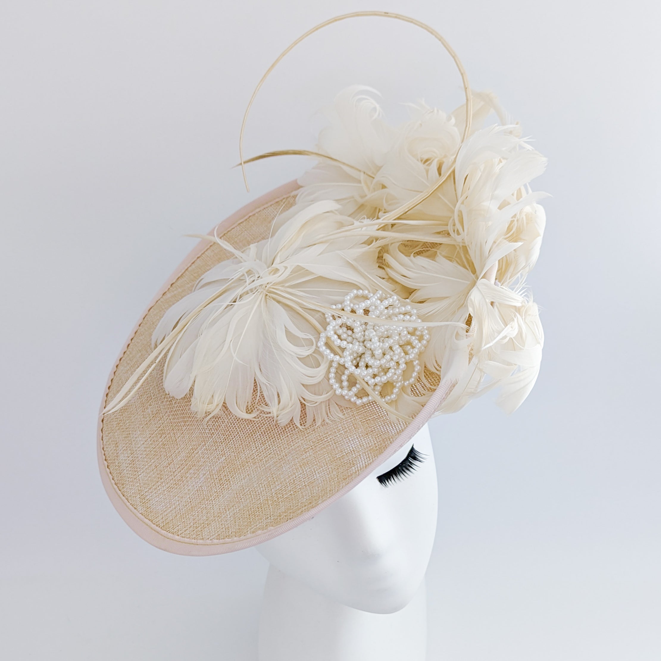 Cappello fascinator a disco con piattino grande in piume di pesca beige Cappello fascinator a disco con piattino grande in piume di pesca beige