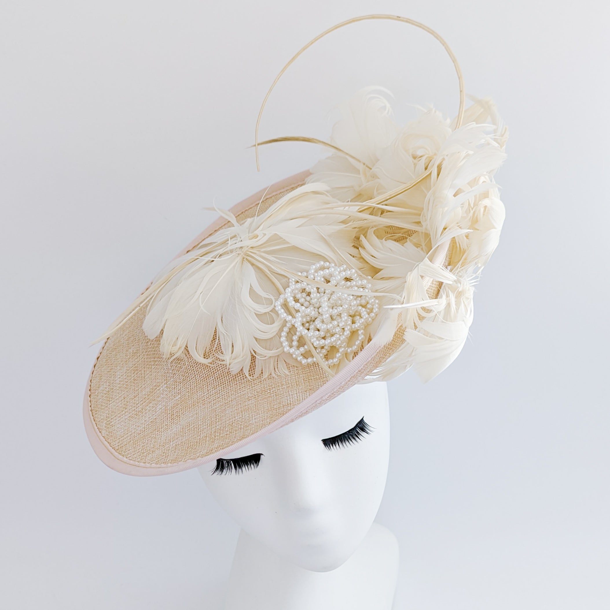 Cappello fascinator a disco con piattino grande in piume di pesca beige Cappello fascinator a disco con piattino grande in piume di pesca beige