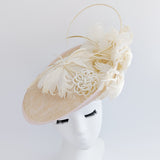 Cappello fascinator a disco con piattino grande in piume di pesca beige Cappello fascinator a disco con piattino grande in piume di pesca beige