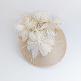 Cappello fascinator a disco con piattino grande in piume di pesca beige Cappello fascinator a disco con piattino grande in piume di pesca beige