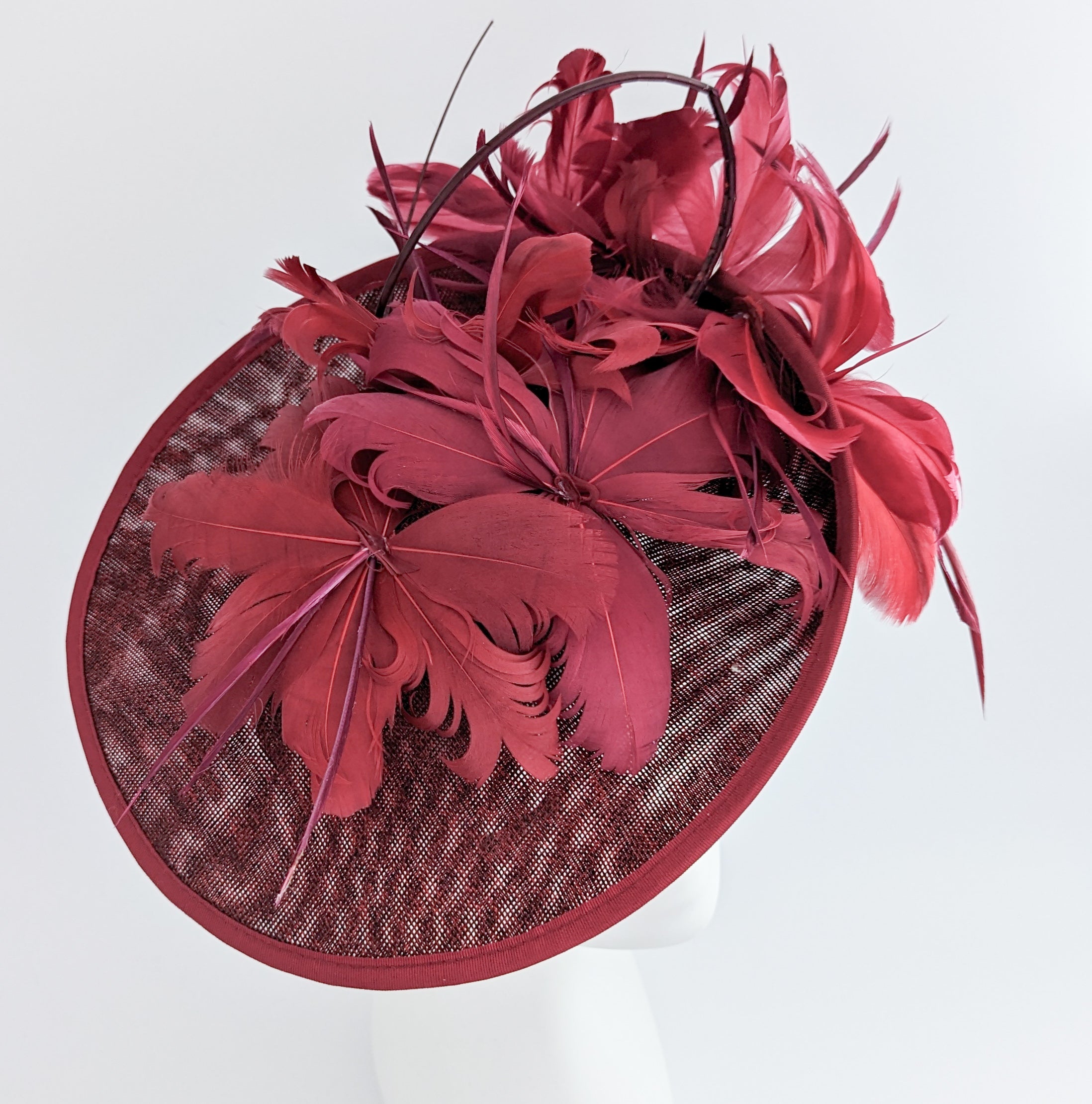Cappello fascinator disco piatto grande in piuma grigia Cappello fascinator disco piatto grande in piuma grigia