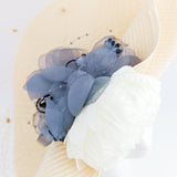 Cappello a fascinator di grandi fiori di paglia intrecciata color pesca pallido Cappello a fascinator di grandi fiori di paglia intrecciata color pesca pallido