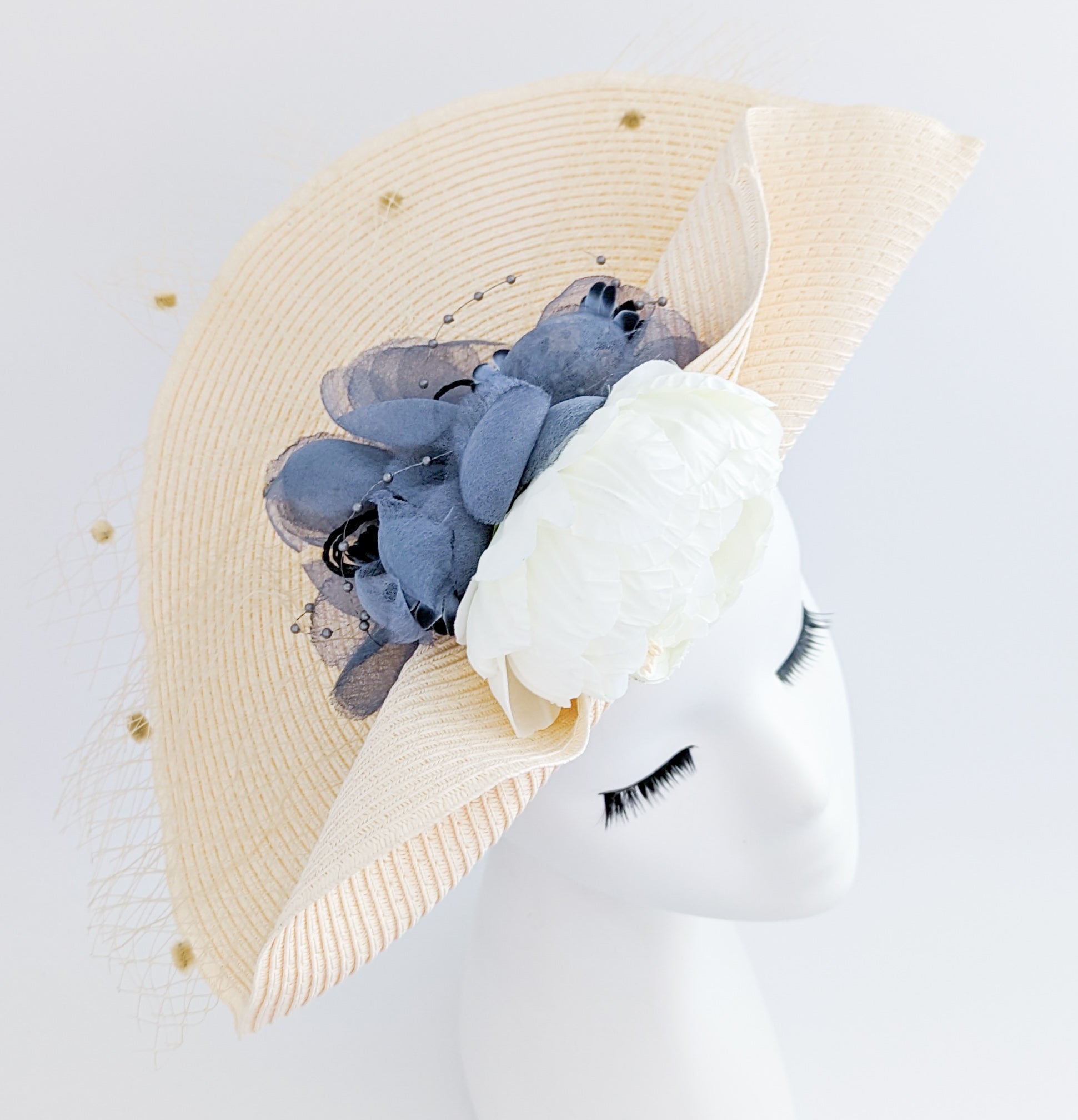 Cappello a fascinator di grandi fiori di paglia intrecciata color pesca pallido Cappello a fascinator di grandi fiori di paglia intrecciata color pesca pallido