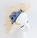 Cappello a fascinator di grandi fiori di paglia intrecciata color pesca pallido Cappello a fascinator di grandi fiori di paglia intrecciata color pesca pallido