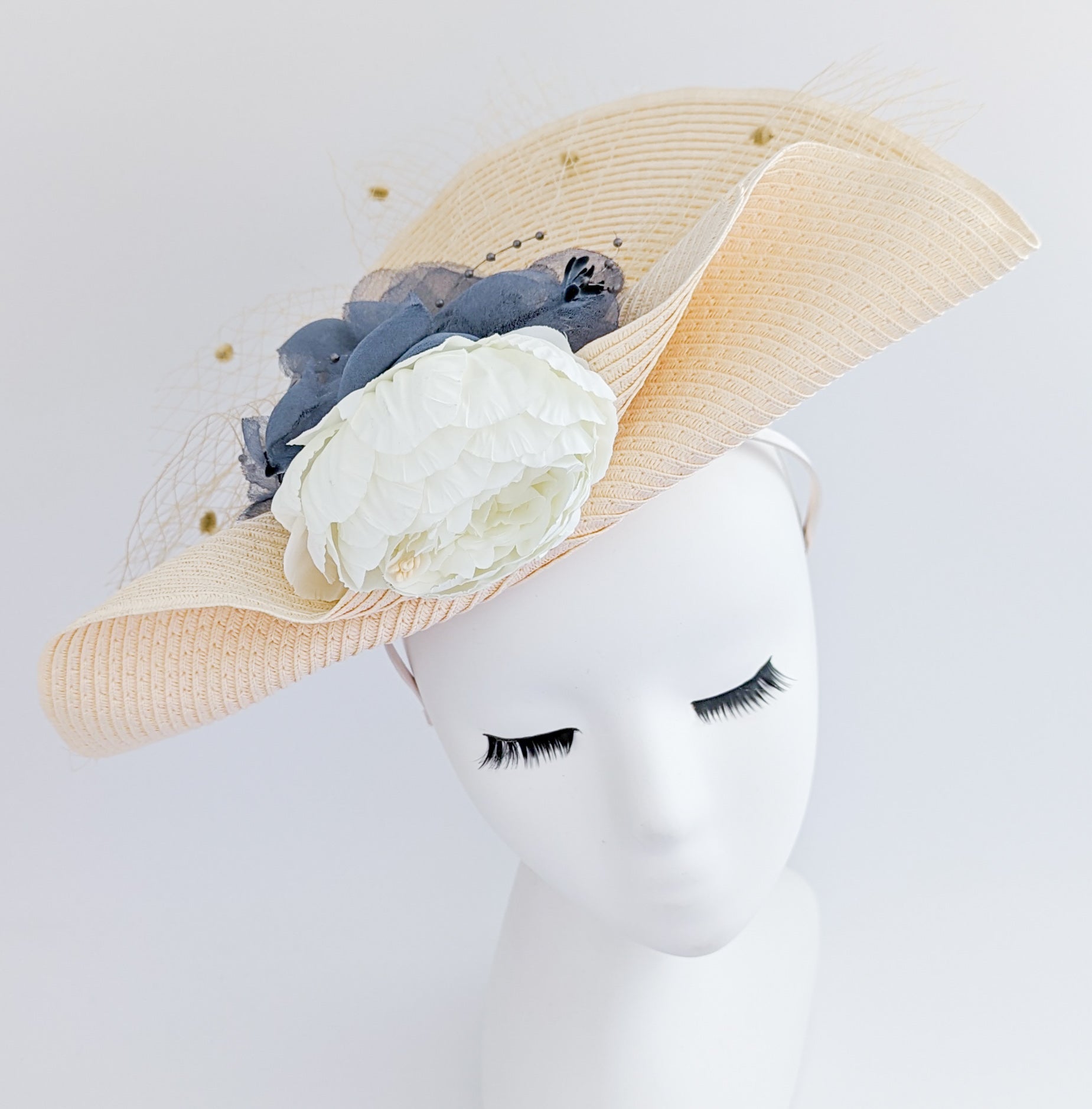 Cappello a fascinator di grandi fiori di paglia intrecciata color pesca pallido Cappello a fascinator di grandi fiori di paglia intrecciata color pesca pallido