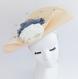 Cappello a fascinator di grandi fiori di paglia intrecciata color pesca pallido Cappello a fascinator di grandi fiori di paglia intrecciata color pesca pallido