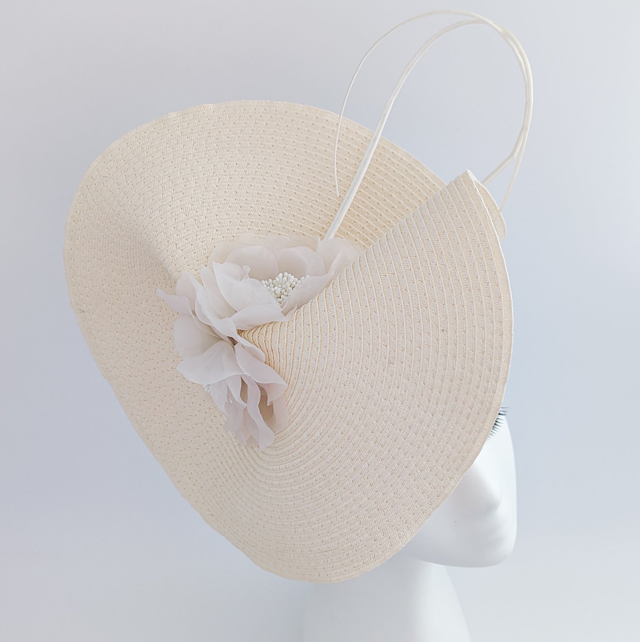 Cappello a fascinator di grandi fiori di paglia intrecciata color pesca pallido Cappello a fascinator di grandi fiori di paglia intrecciata color pesca pallido