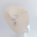 Cappello a fascinator di grandi fiori di paglia intrecciata color pesca pallido Cappello a fascinator di grandi fiori di paglia intrecciata color pesca pallido