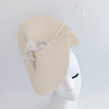 Cappello a fascinator di grandi fiori di paglia intrecciata color pesca pallido Cappello a fascinator di grandi fiori di paglia intrecciata color pesca pallido