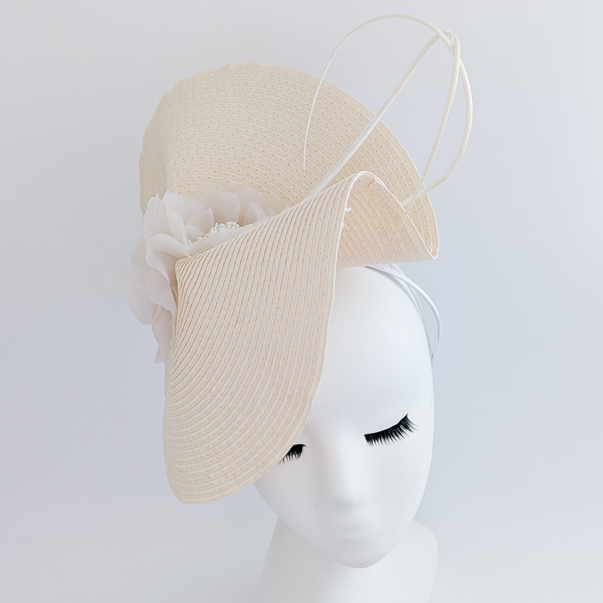 Cappello a fascinator di grandi fiori di paglia intrecciata color pesca pallido Cappello a fascinator di grandi fiori di paglia intrecciata color pesca pallido