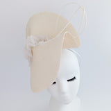 Cappello a fascinator di grandi fiori di paglia intrecciata color pesca pallido Cappello a fascinator di grandi fiori di paglia intrecciata color pesca pallido