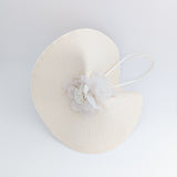 Cappello a fascinator di grandi fiori di paglia intrecciata color pesca pallido Cappello a fascinator di grandi fiori di paglia intrecciata color pesca pallido