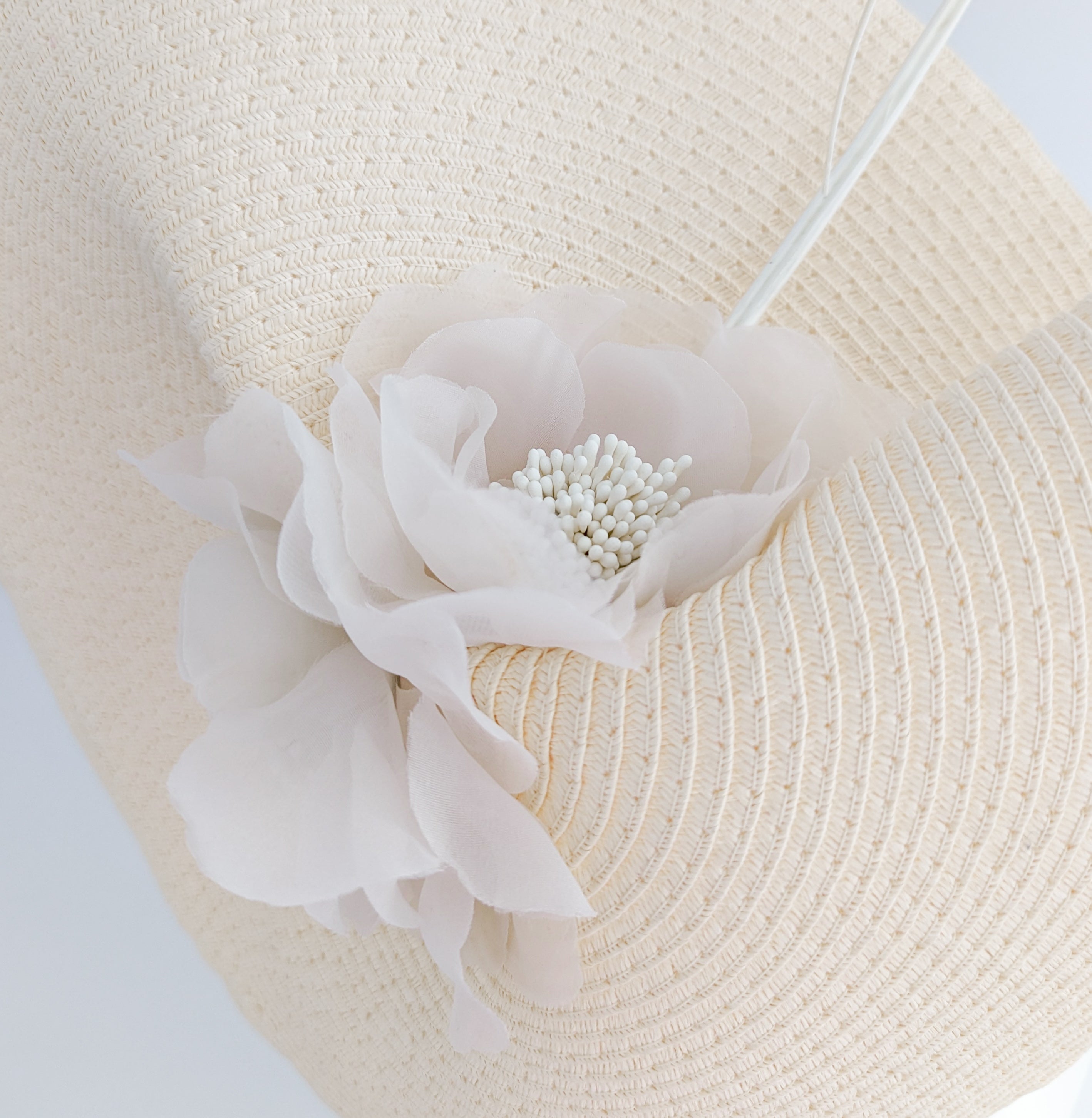 Cappello a fascinator di grandi fiori di paglia intrecciata color pesca pallido Cappello a fascinator di grandi fiori di paglia intrecciata color pesca pallido