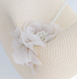 Cappello a fascinator di grandi fiori di paglia intrecciata color pesca pallido Cappello a fascinator di grandi fiori di paglia intrecciata color pesca pallido