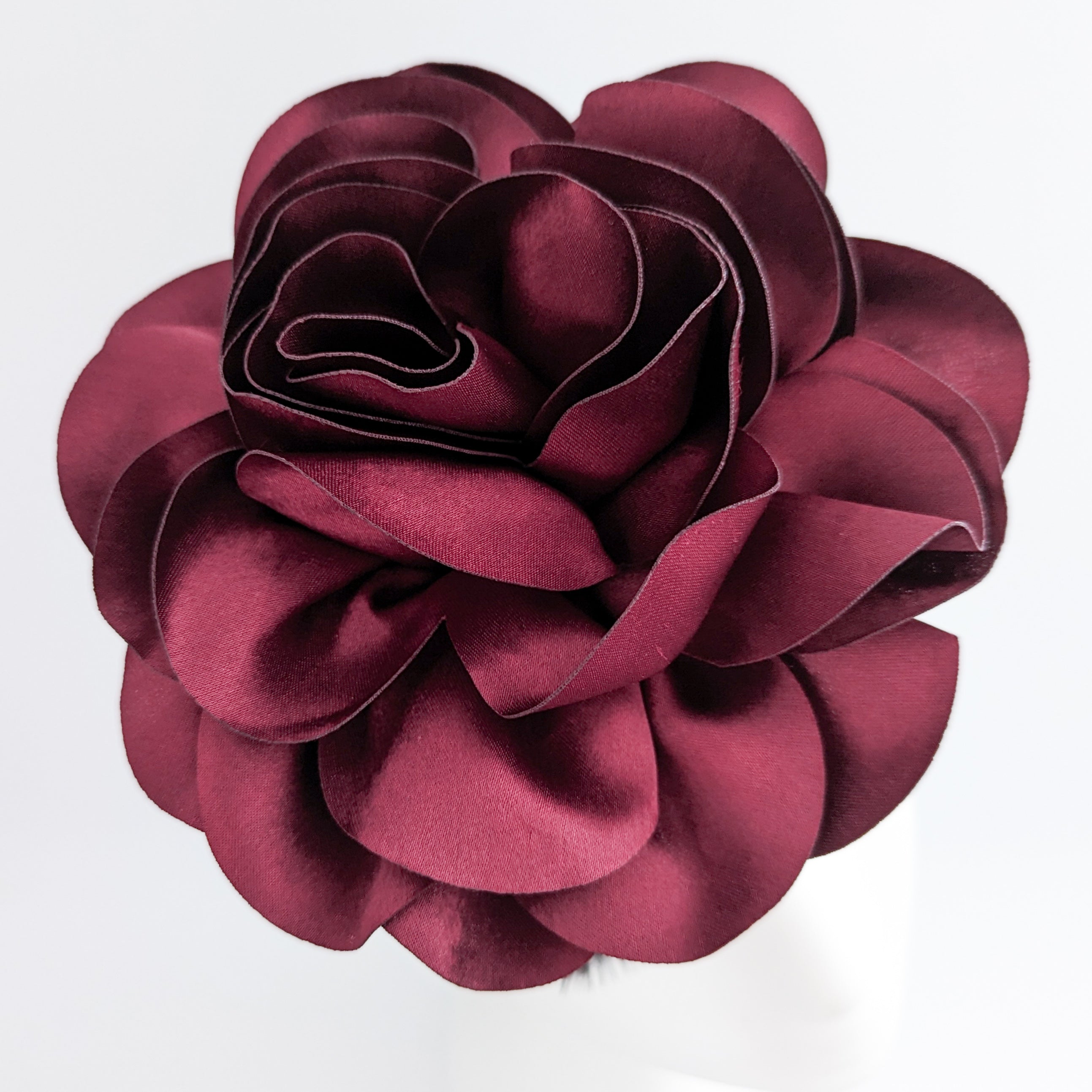 Cappello grande fascinator rosa satinato bordeaux Cappello grande fascinator rosa satinato bordeaux