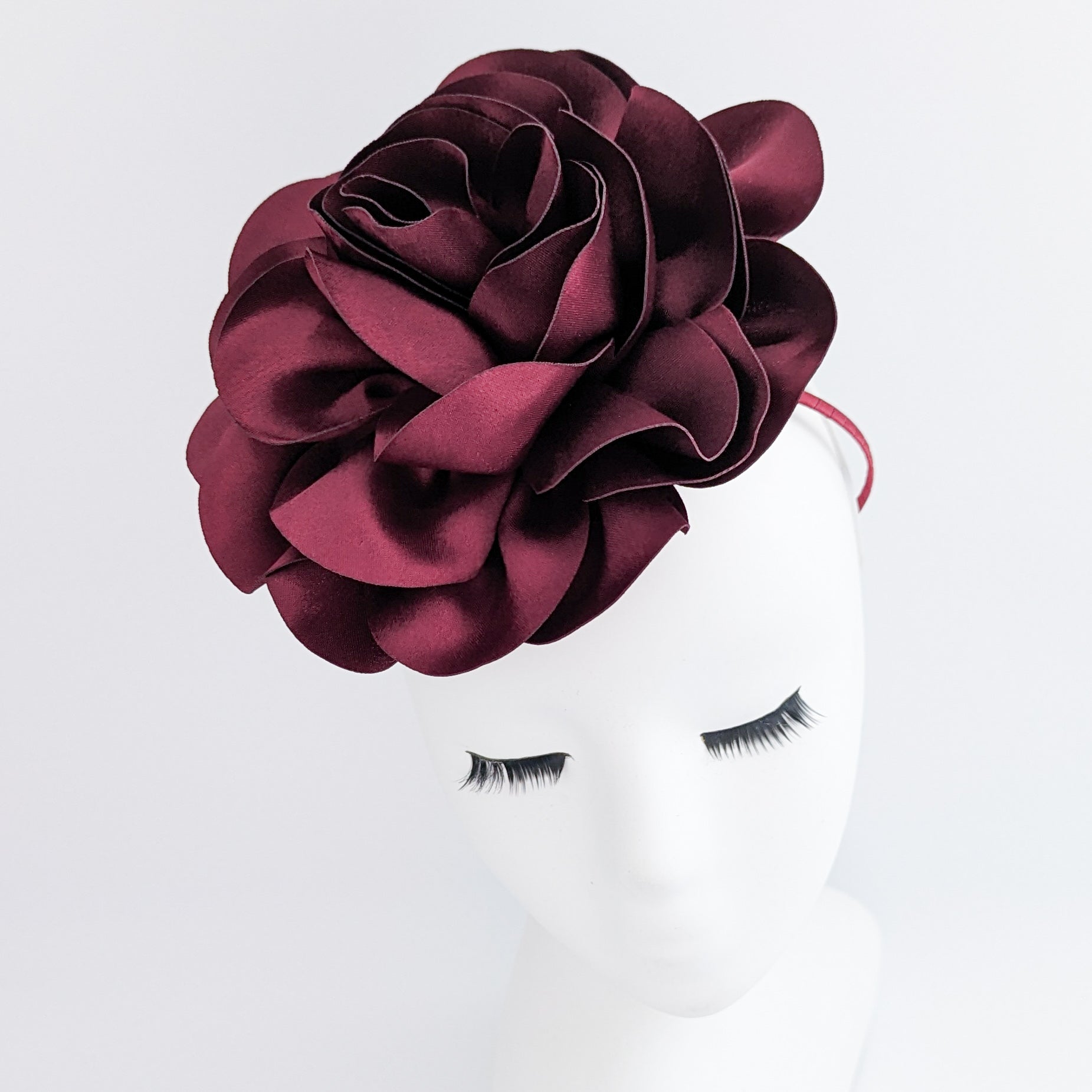 Cappello grande fascinator rosa satinato bordeaux Cappello grande fascinator rosa satinato bordeaux