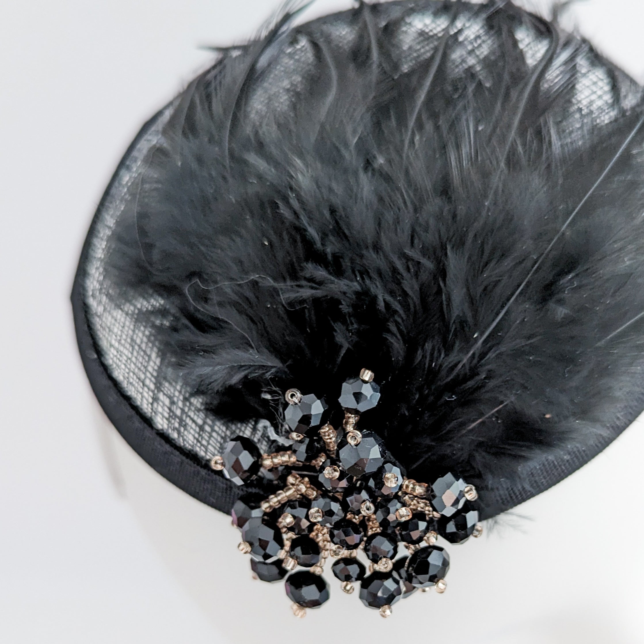 Cappelli da sposa fascinator con piume di cristallo nero uk Cappelli da sposa fascinator con piume di cristallo nero uk