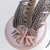 Cappello fascinator in raso con piume di fagiano rosa cipria Cappello fascinator in raso con piume di fagiano rosa cipria