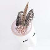 Cappello fascinator in raso con piume di fagiano rosa cipria Cappello fascinator in raso con piume di fagiano rosa cipria