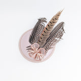 Cappello fascinator in raso con piume di fagiano rosa cipria Cappello fascinator in raso con piume di fagiano rosa cipria