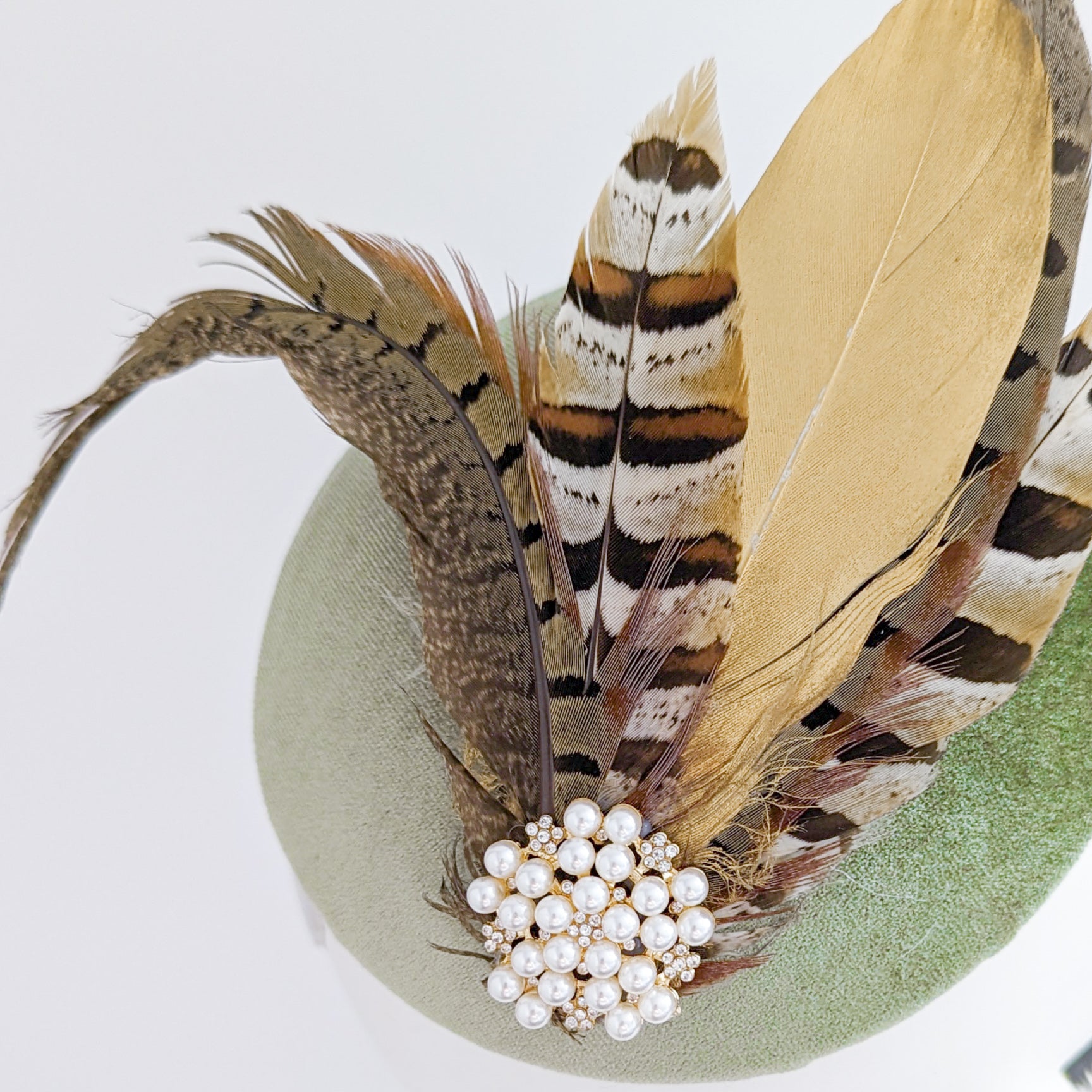 Cappelli da sposa fascinator in raso con piume di fagiano verde bottiglia uk Cappelli da sposa fascinator in raso con piume di fagiano verde bottiglia uk