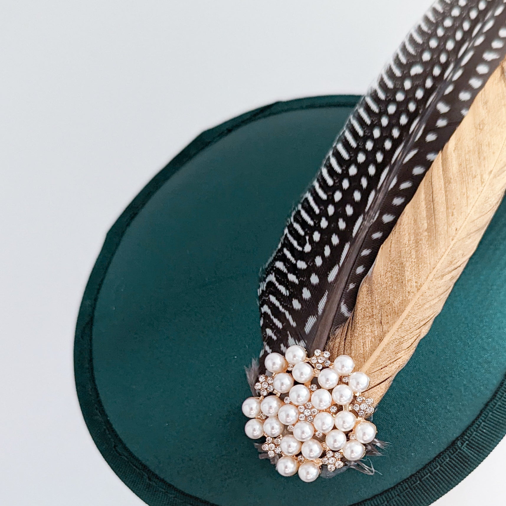 Cappelli da sposa fascinator in raso con piume di fagiano verde bottiglia uk Cappelli da sposa fascinator in raso con piume di fagiano verde bottiglia uk