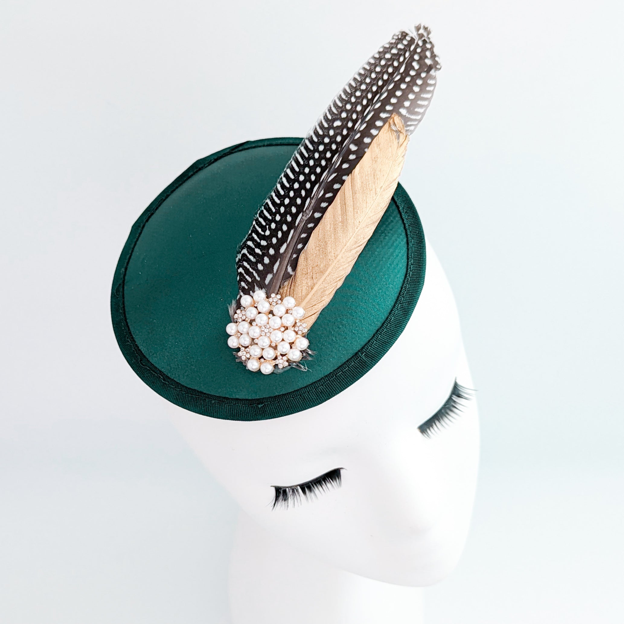 Cappelli da sposa fascinator in raso con piume di fagiano verde bottiglia uk Cappelli da sposa fascinator in raso con piume di fagiano verde bottiglia uk