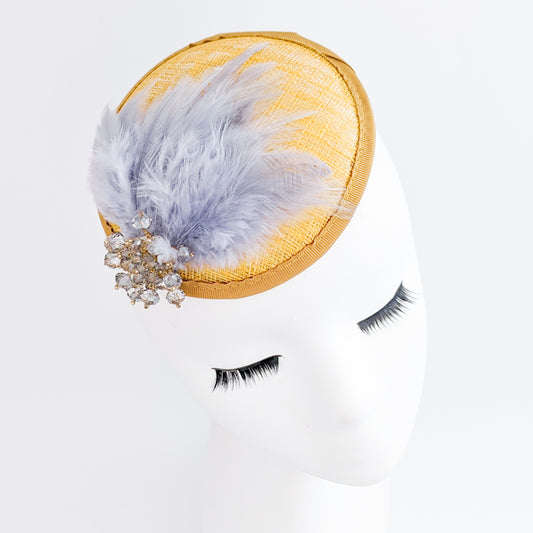 Cappello fascinator con piume di cristallo grigio senape