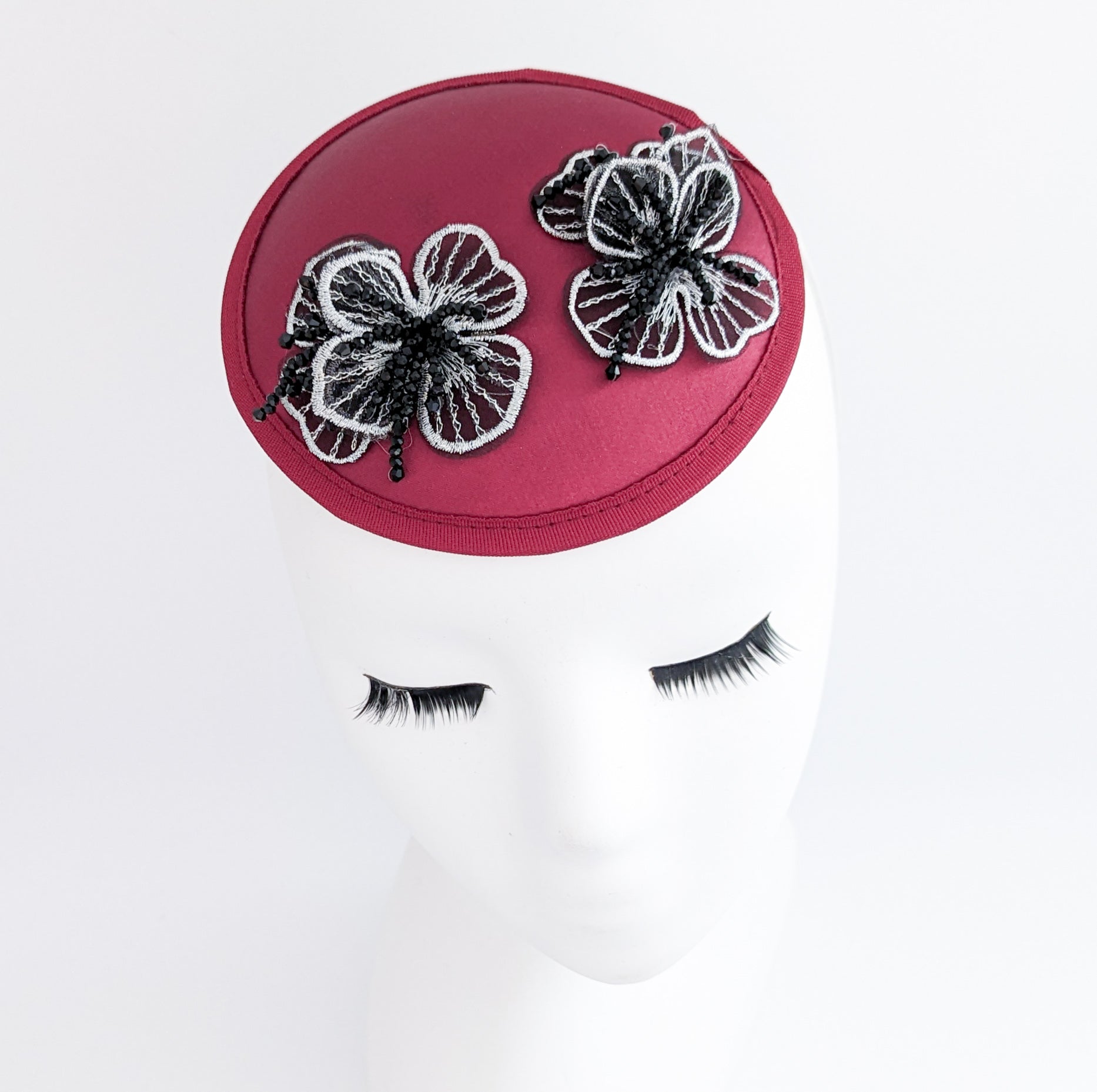 Cappelli da sposa fascinator piccoli in raso di cristallo rosso nero uk Cappelli da sposa fascinator piccoli in raso di cristallo rosso nero uk
