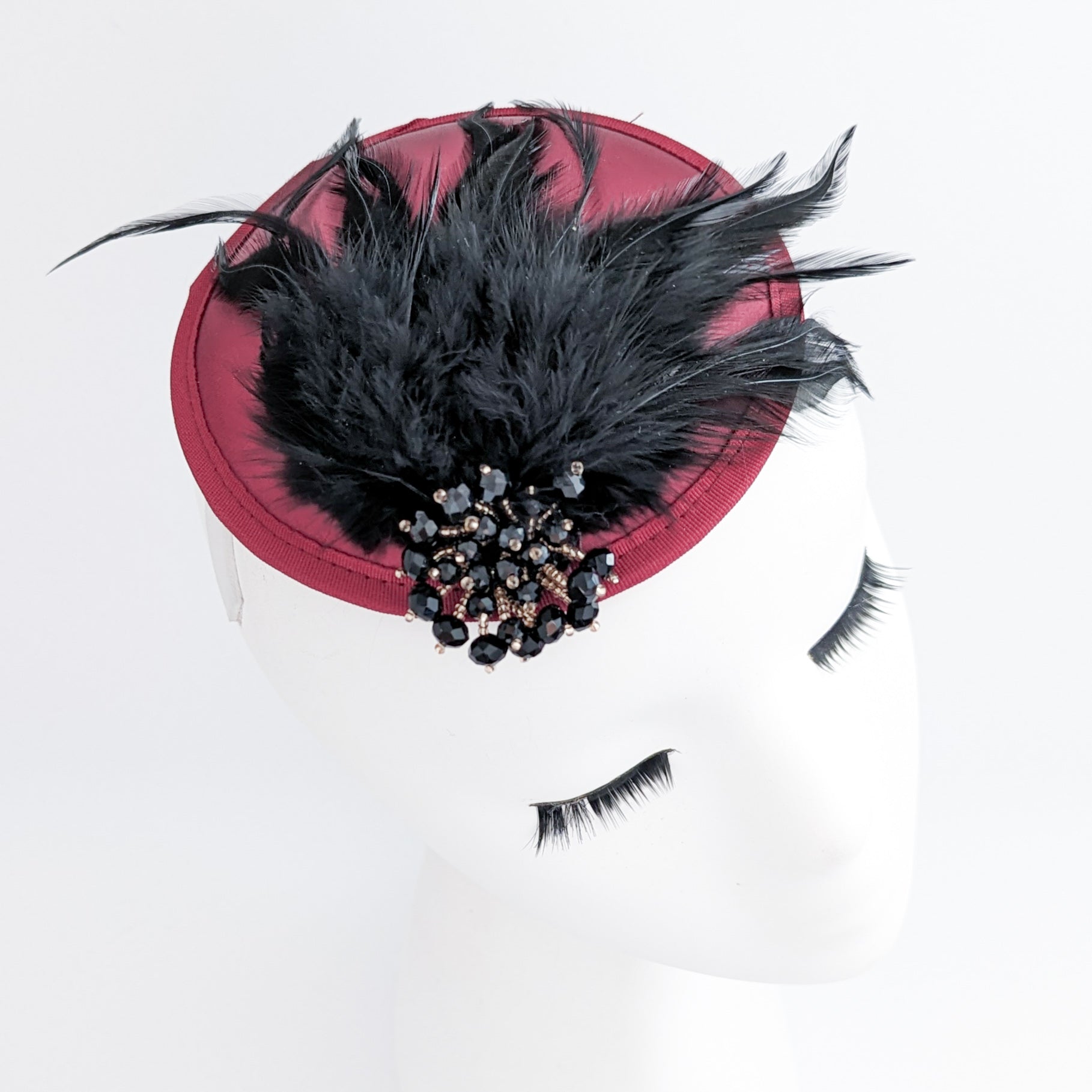 Cappello fascinator in raso di piume di cristallo rosso nero Cappello fascinator in raso di piume di cristallo rosso nero