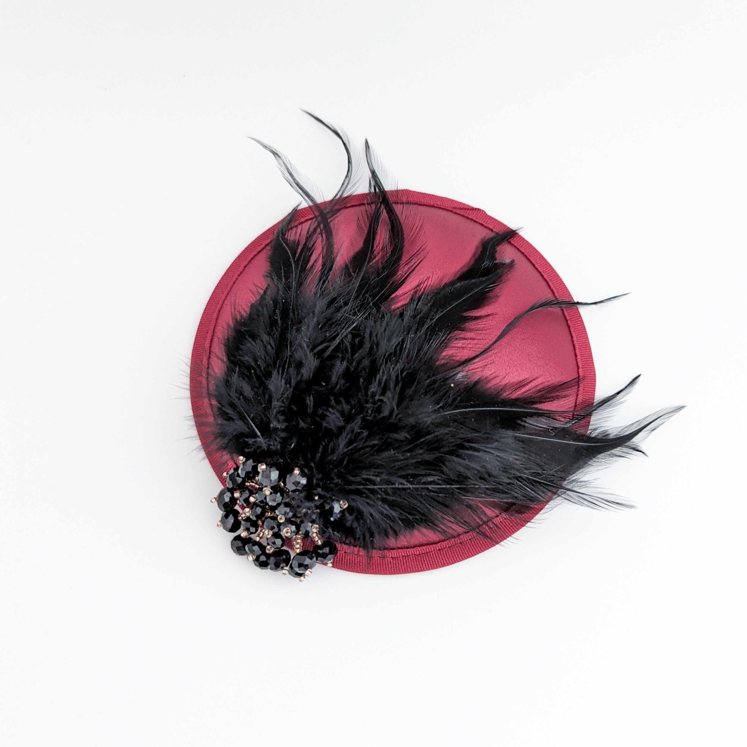 Cappello fascinator in raso di piume di cristallo rosso nero Cappello fascinator in raso di piume di cristallo rosso nero