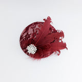 Cappello fascinator in raso di piume di cristallo rosso nero Cappello fascinator in raso di piume di cristallo rosso nero