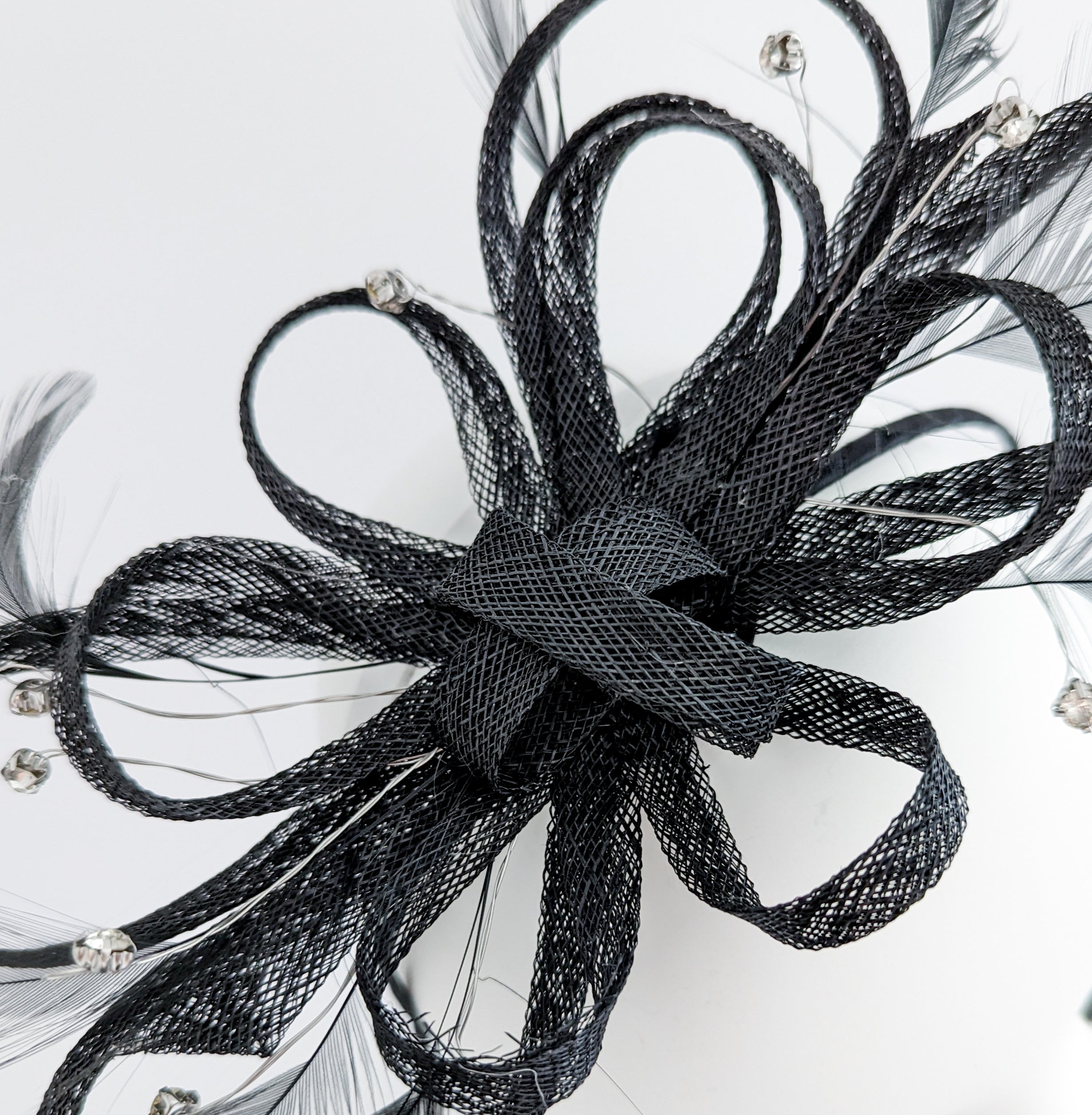 Cappello fascinator di piume di cristallo nero Cappello fascinator di piume di cristallo nero