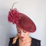 Cappello bianco con fascinator a disco con piattino a fiori grandi Cappello bianco con fascinator a disco con piattino a fiori grandi