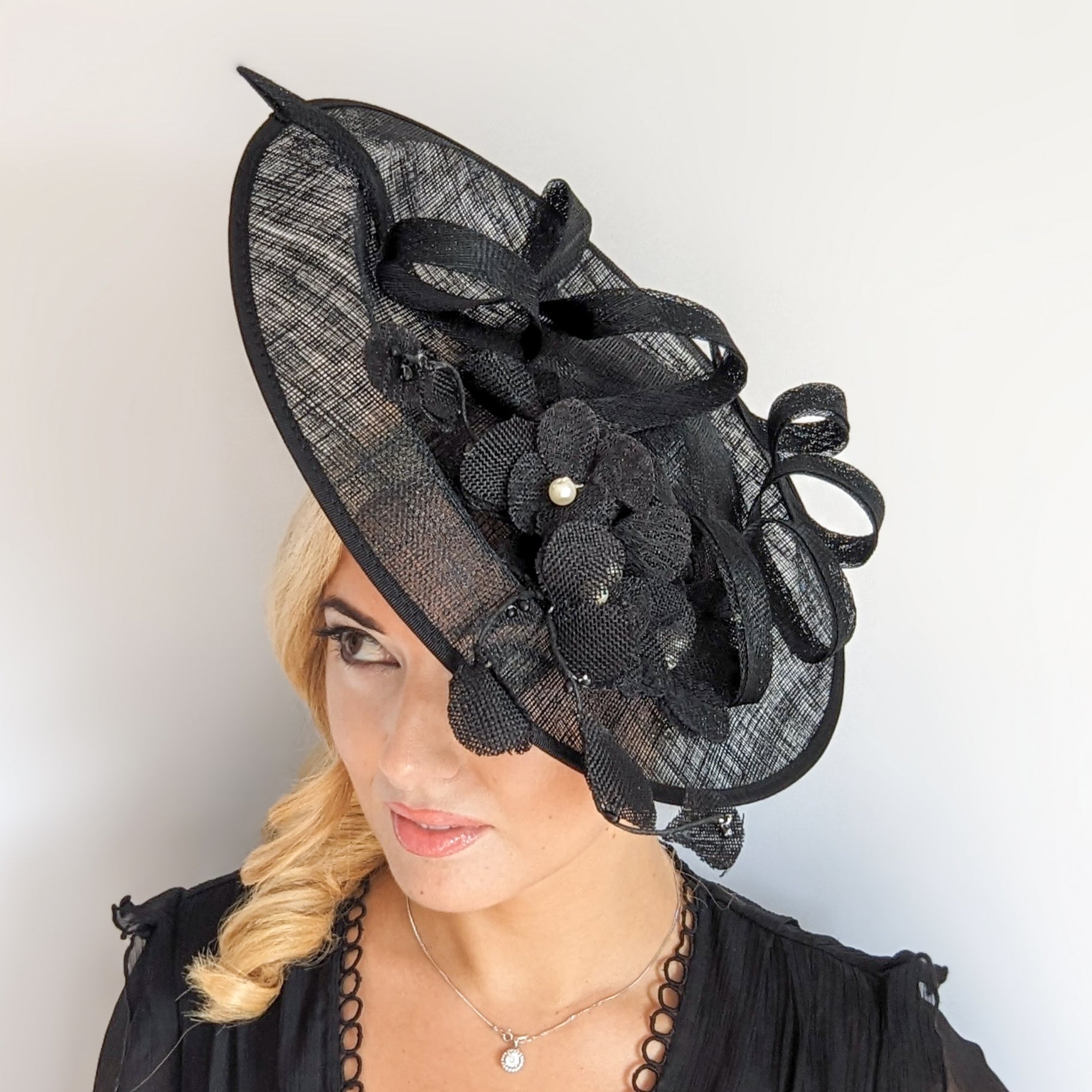 Cappello fascinator con piattino di fiori di pizzo nero grande Cappello fascinator con piattino di fiori di pizzo nero grande