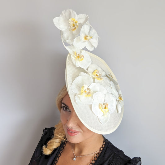 Cappello fascinator disco con piattino di fiori di orchidea grande bianco