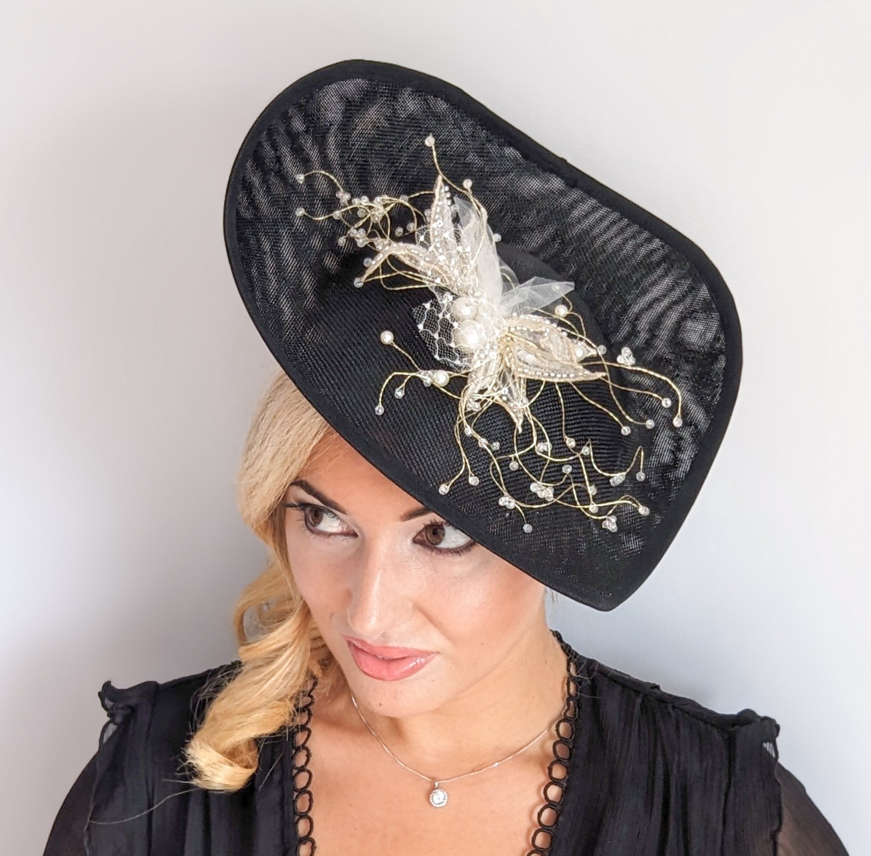 Cappello nero con fascinator in cristallo a goccia grande Cappello nero con fascinator in cristallo a goccia grande