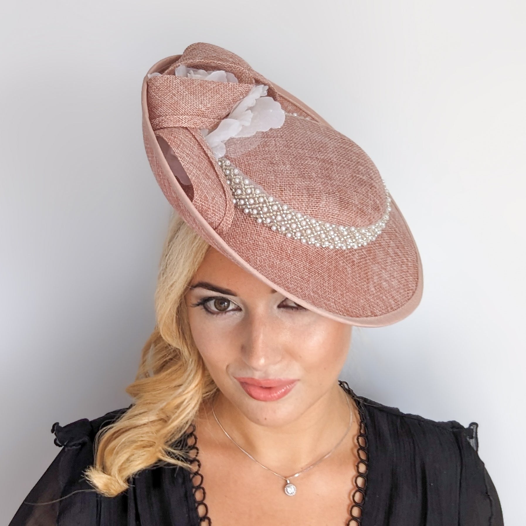 Cappello fascinator disco con piattino grande rosa cipria Cappello fascinator disco con piattino grande rosa cipria