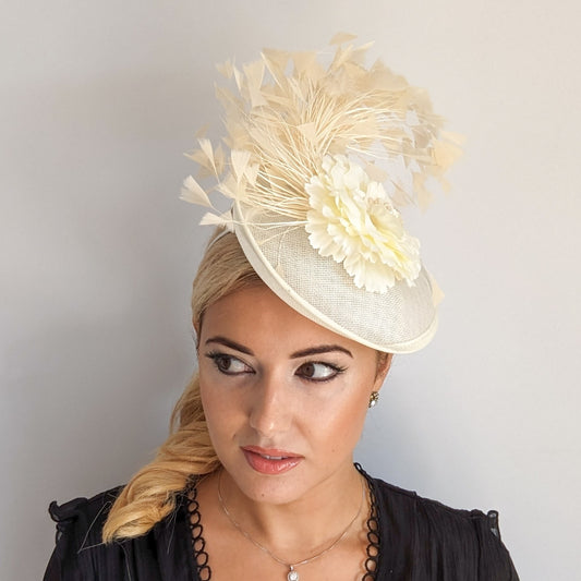 Cappello fascinator con piattino con disco di piume di fiori color crema