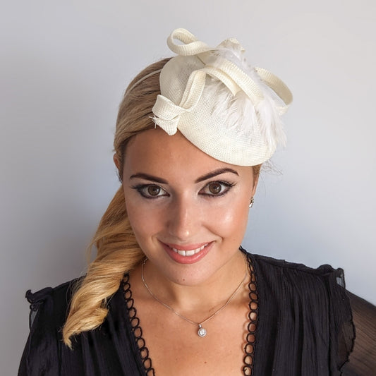 Cappello fascinator di piume di cristallo crema