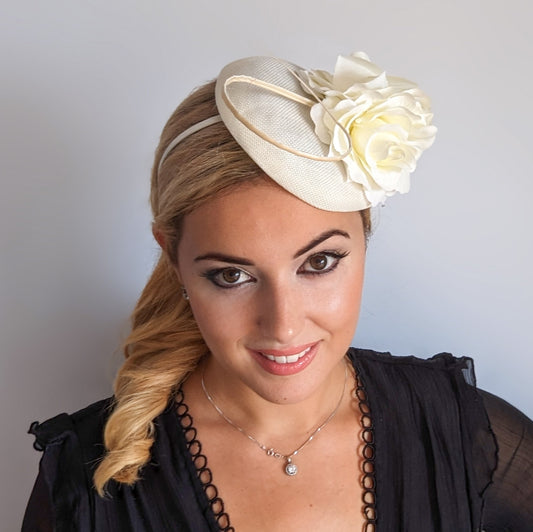 Cappello fascinator fiore rosa glitter oro