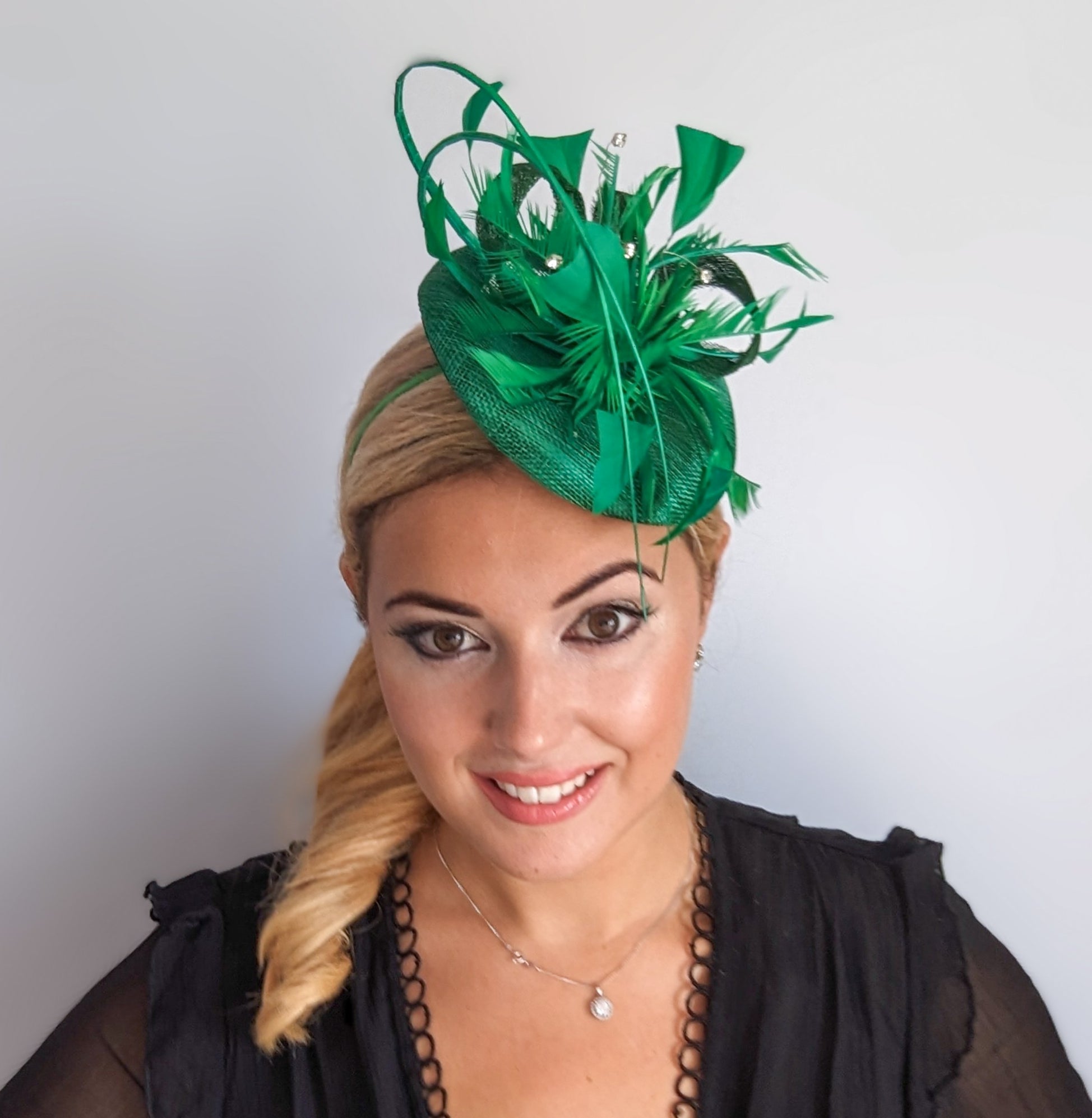 Cappello fascinator con piume di cristallo verde Cappello fascinator con piume di cristallo verde