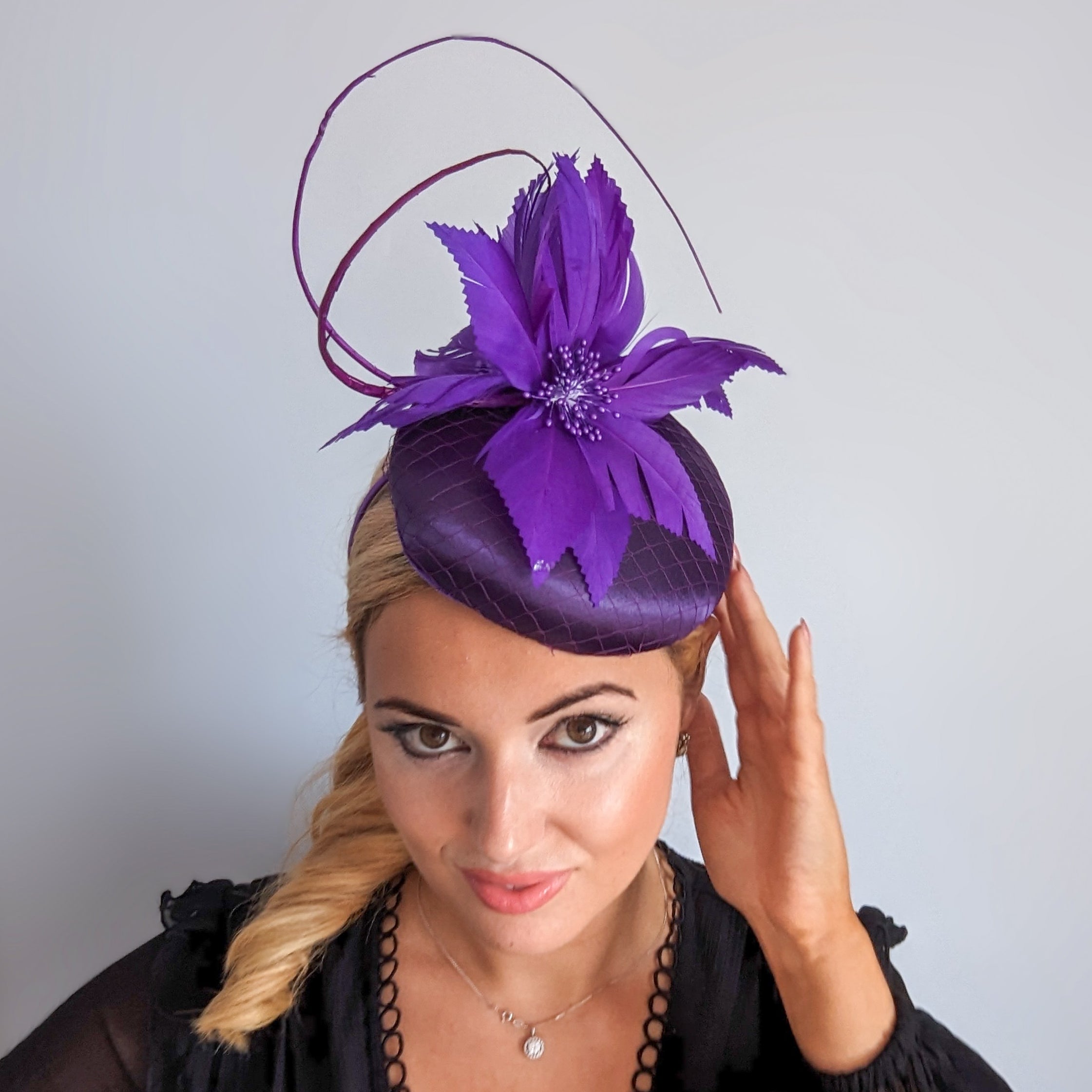 Cappello fascinator in raso di pizzo con piume blu navy Cappello fascinator in raso di pizzo con piume blu navy
