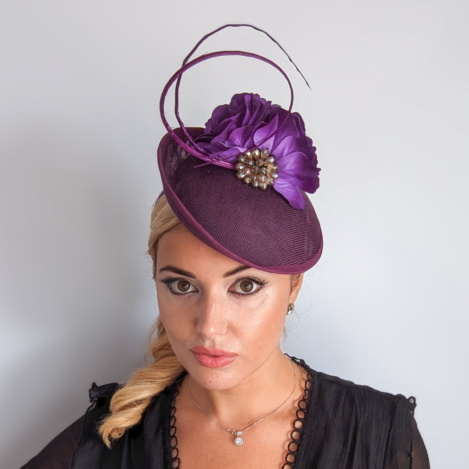 Cappello fascinator disco piattino con piume di fiori rosa cipria Cappello fascinator disco piattino con piume di fiori rosa cipria