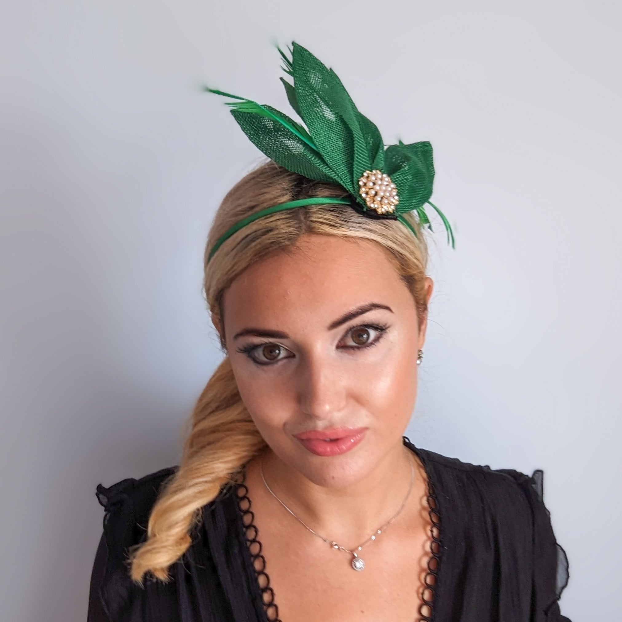 Cappello fascinator a ventaglio di petali di piume rosa cipria Cappello fascinator a ventaglio di petali di piume rosa cipria