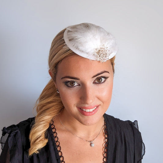 Cappello da sposa piccolo fascinator in piuma di cristallo bianco