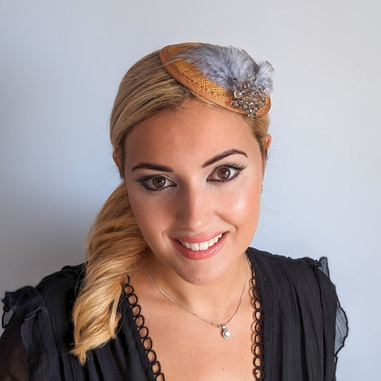 Cappello fascinator con piume di cristallo grigio senape