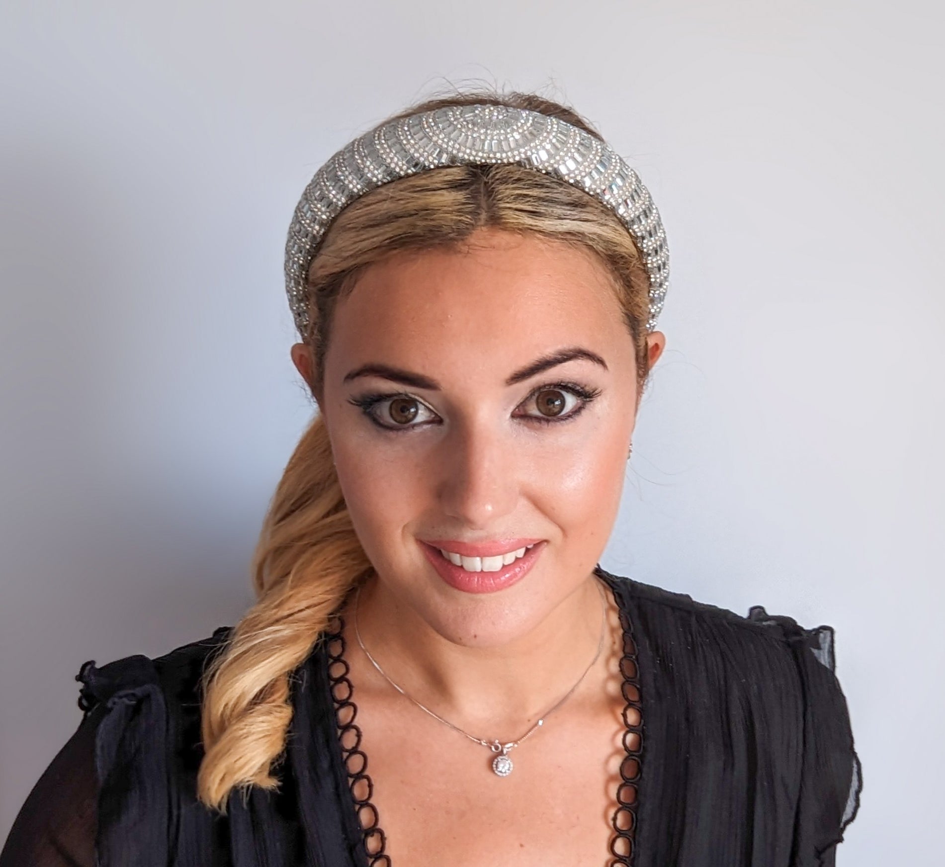 Cappello fascinator di piume di cristallo blu fiordaliso Cappello fascinator di piume di cristallo blu fiordaliso