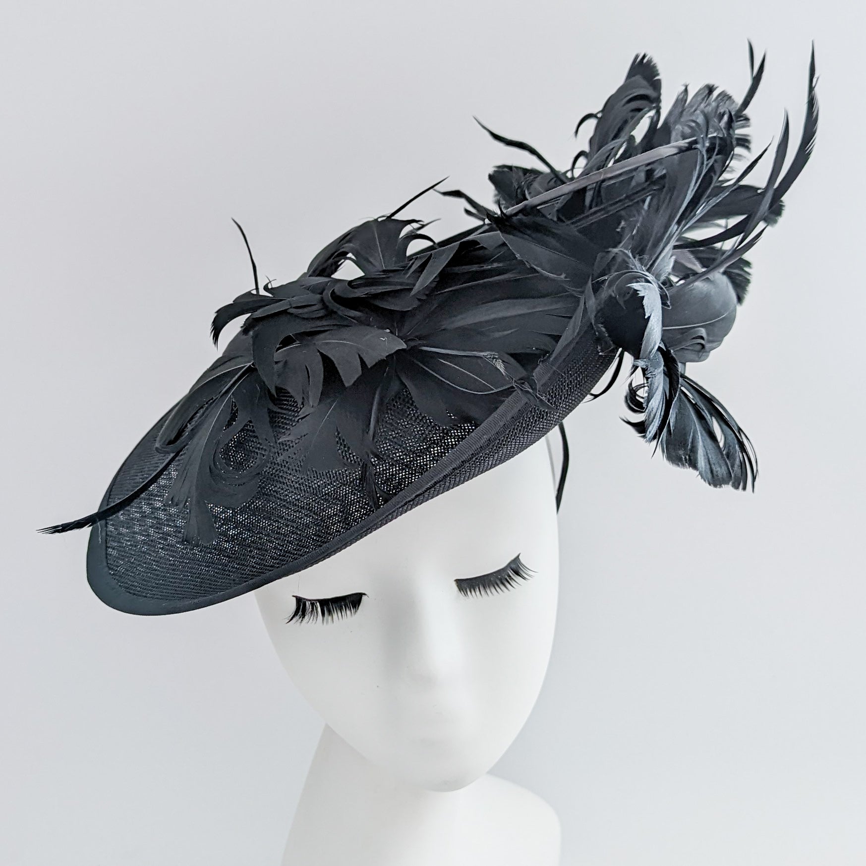 Cappello fascinator disco piatto grande in piuma grigia Cappello fascinator disco piatto grande in piuma grigia