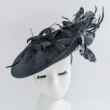 Cappello fascinator disco piatto grande in piuma grigia Cappello fascinator disco piatto grande in piuma grigia